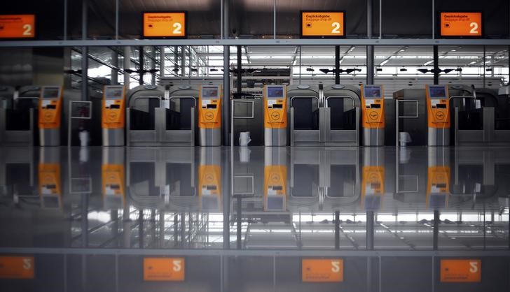 © Reuters. General view of empty check in counters of German airline Lufthansa at Munich airport 