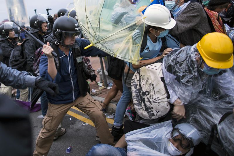 © Reuters. Manifestantes en Hong Kong chocan con la policía; cierra la sede del Gobierno