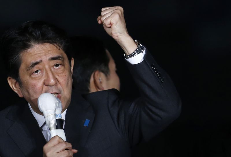 © Reuters. آبي يقول إنه يريد أن يبذل بنك اليابان قصارى جهده للوفاء بنسبة التضخم المستهدفة