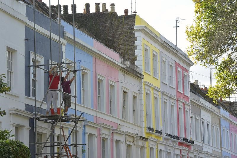 © Reuters. Scaffolders work on a residential street in Notting Hill in central London