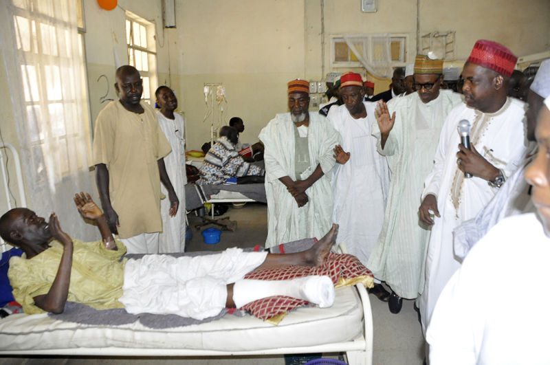 © Reuters. Kano State Deputy Governor Abdullahi Umar Ganduje and retired Major General Muhammadu Buhari visit victims of the Kano Central Mosque bombing at the Murtala Mohammed specialist Hospital in Kano