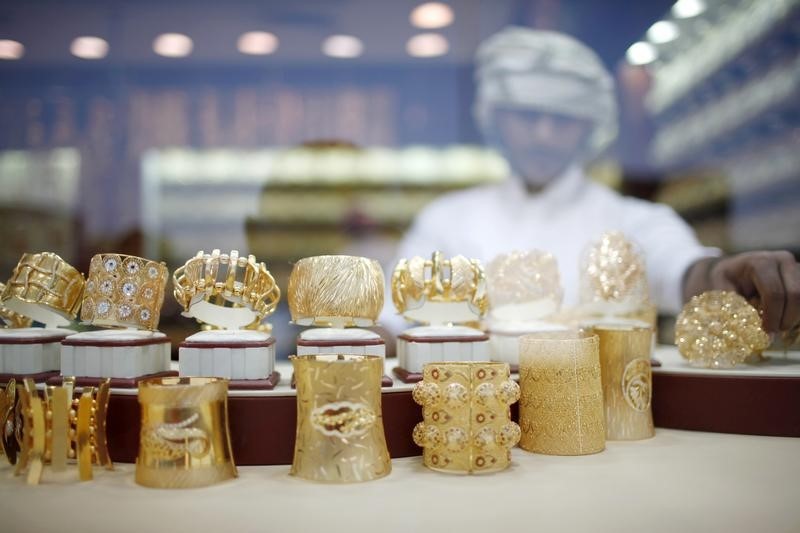 © Reuters. Ювелирные украшения в магазине в Дубае