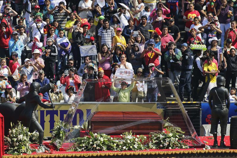 © Reuters. Funeral do ator e roteirista mexicano Roberto Gómez Bolaños, o Chaves, no estádio Azteca, na Cidade do México