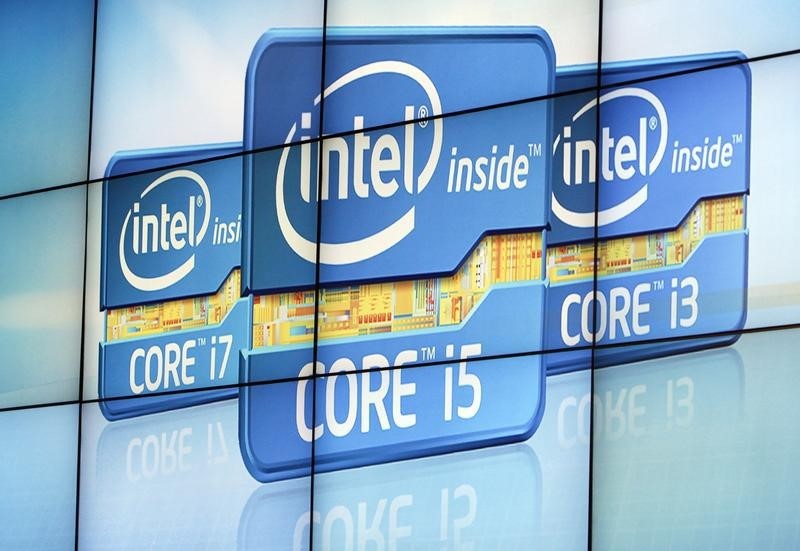 © Reuters. Video wall displays Intel's logos at the unveiling of its second generation Intel Core processor family during news conference at CES in Las Vegas