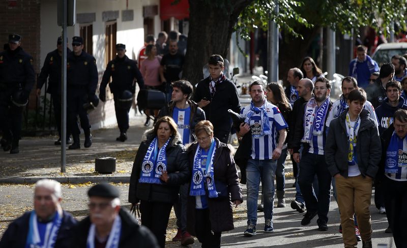 © Reuters. La muerte de un aficionado desata llamamientos para acabar con los ultras