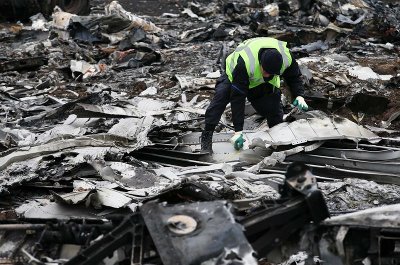 © Reuters. A Dutch investigator works at the site where the downed Malaysia Airlines flight MH17 crashed, near the village of Hrabove (Grabovo) in Donetsk