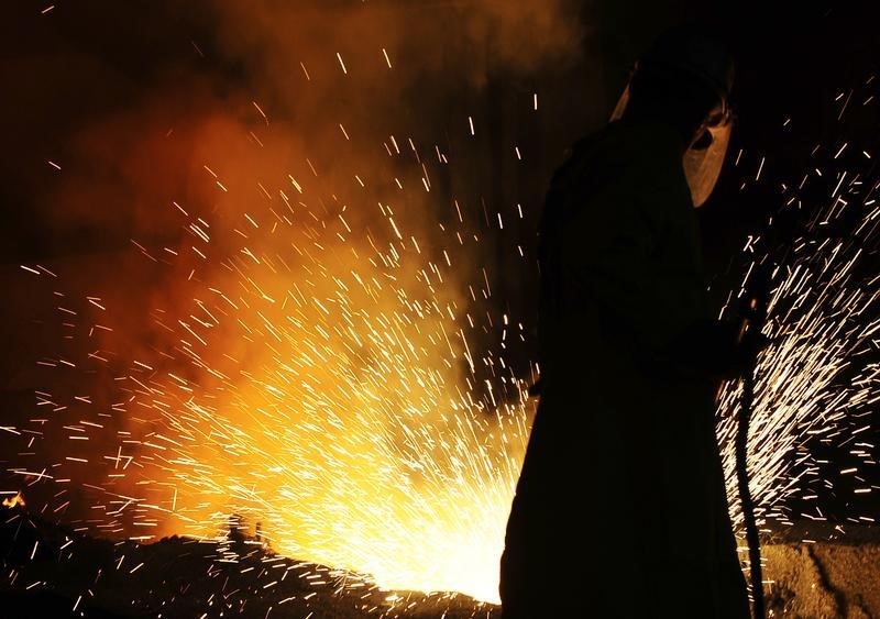 © Reuters. A labourer works at a ferronickel smelting furnace in a Fenimak factory near Kavadarci