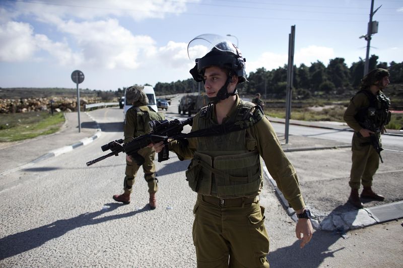 © Reuters. Soldados de Israel vasculham local onde mulher palestina esfaqueou um israelense na Cisjordânia