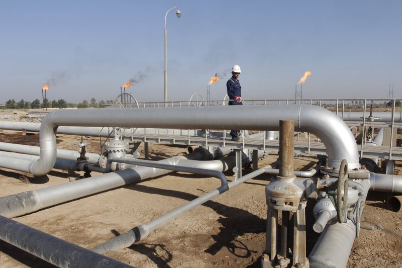 © Reuters. Trabalhador anda pelo campo de petróleo de Nahr Bin Umar ao sudeste de Bagdá