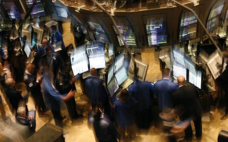 © Reuters. Traders work on the floor of the New York Stock Exchange