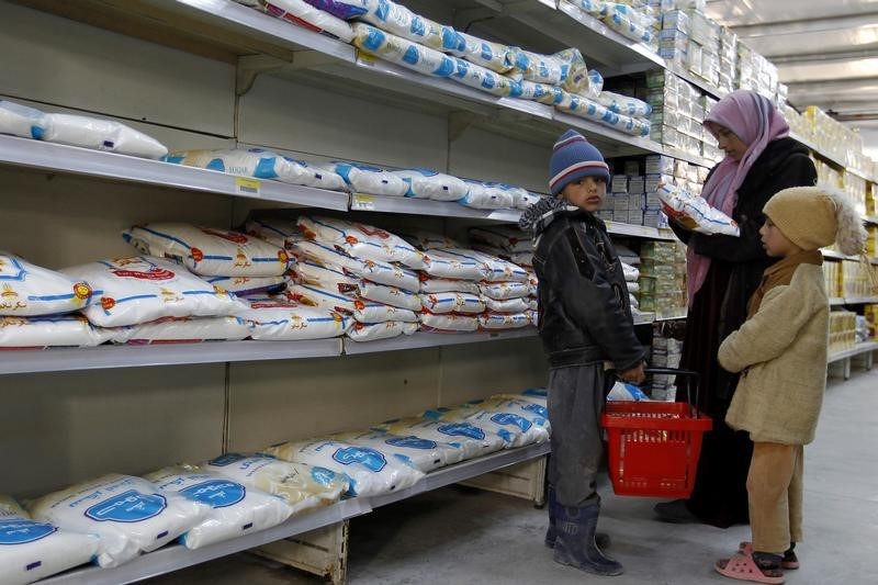 © Reuters. Syrian refugees shop in a hypermarket after receiving their humanitarian aid shopping vouchers at al-Zaatari refugee camp in the Jordanian city of Mafraq