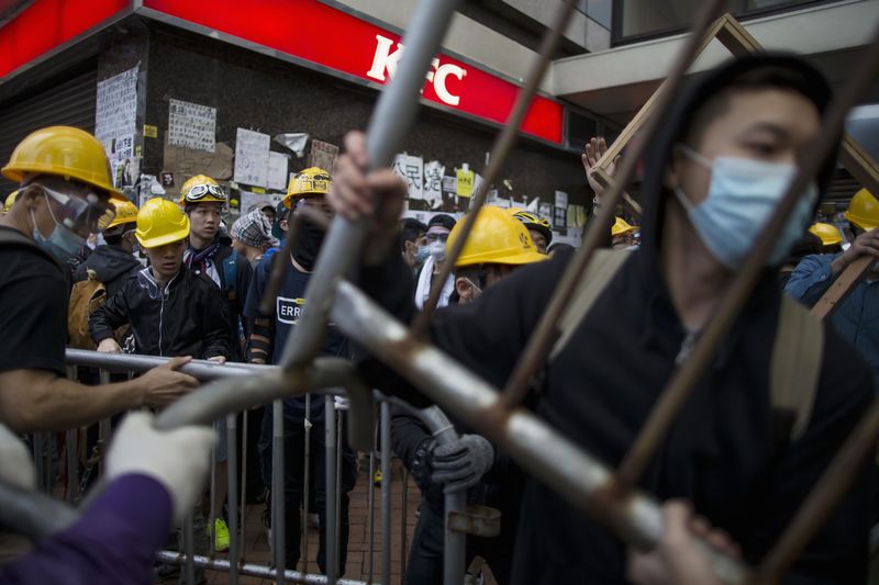 © Reuters. Hong Kong avisa a los manifestantes tras el cierre de una sede gubernamental