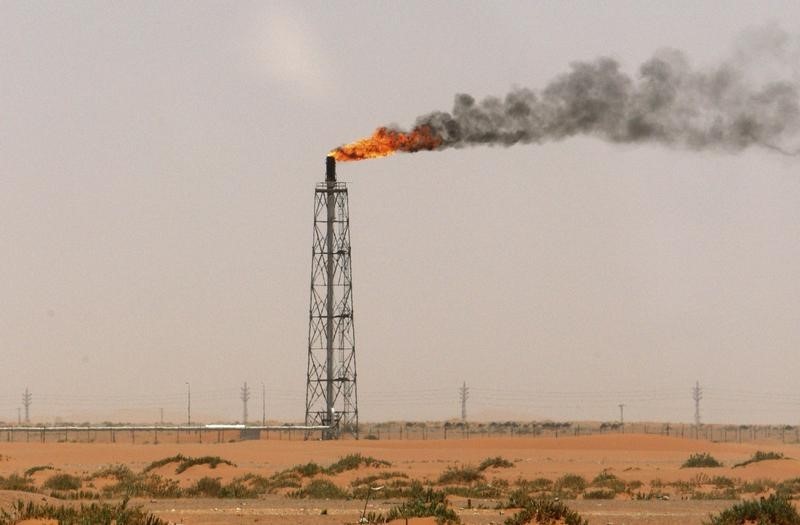 © Reuters. A gas flame is seen in the desert near the Khurais oilfield