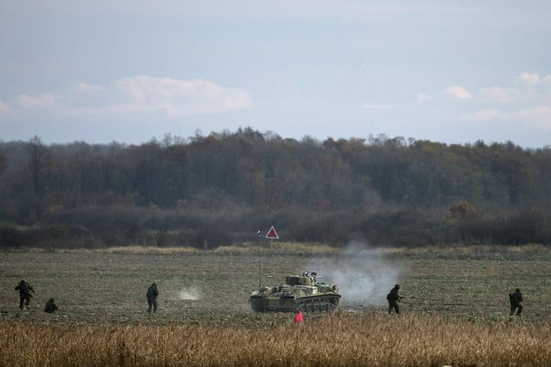 © Reuters. انترفاكس: روسيا تجري مناورات عسكرية كبيرة صيف العام المقبل