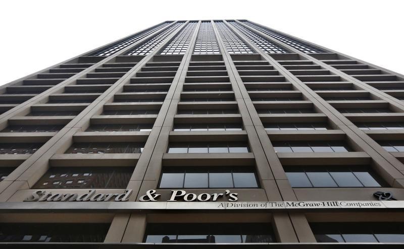 © Reuters. A view shows the Standard & Poor's building in New York's financial district