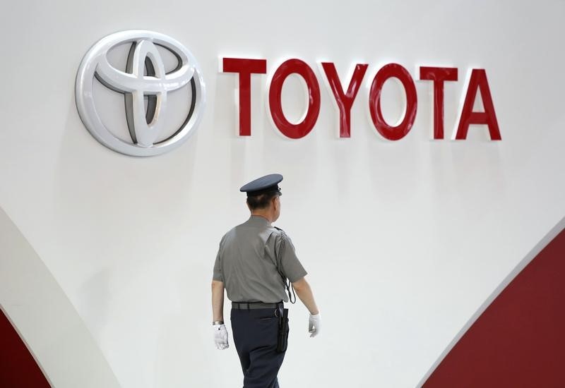 © Reuters. A security guard walks under the logo of Toyota Motor Corp in Tokyo