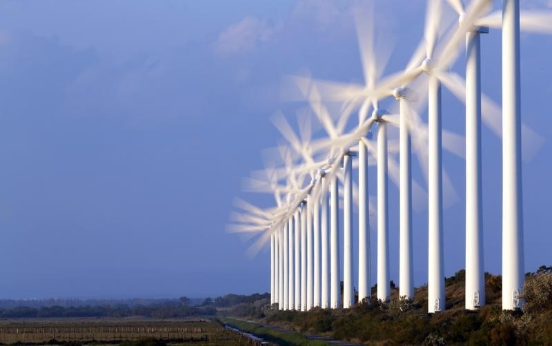 © Reuters. Power-generating windmill turbines are seen near Port Saint Louis du Rhone