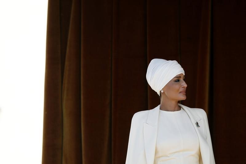 © Reuters. Qatar's Sheikha Mozah attends a traditional welcome ceremony at El Pardo palace outside Madrid