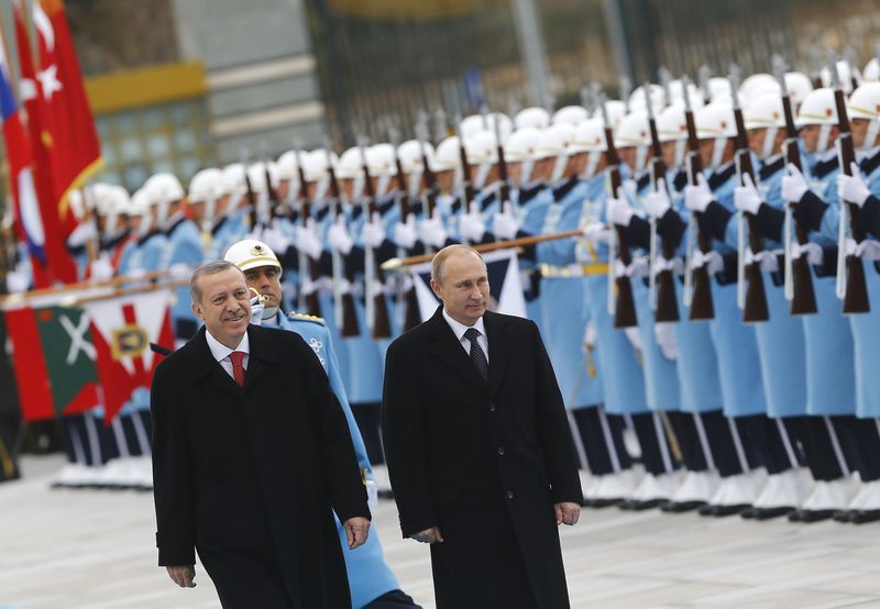 © Reuters. Russia's President Putin and Turkey's President Erdogan review a guard of honour during a welcoming ceremony in Ankara