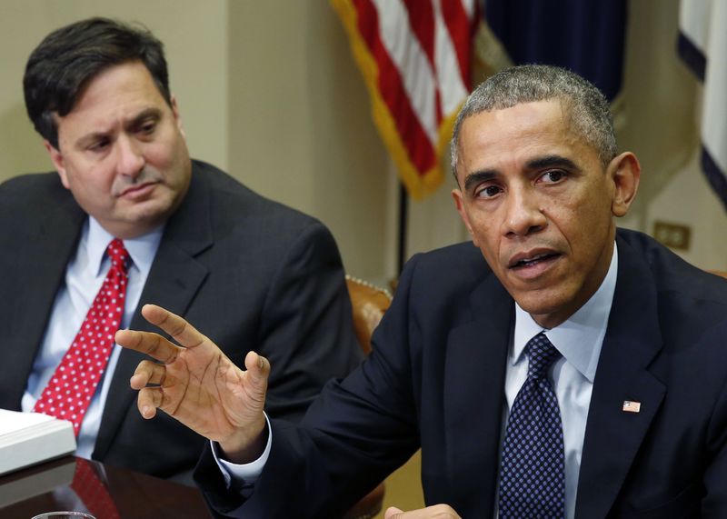 © Reuters. U.S. President Barack Obama speaks next to Ebola response coordinator Ron Klain (L) as he hosts a meeting with his Ebola response team in the Roosevelt Room of the White House in Washington