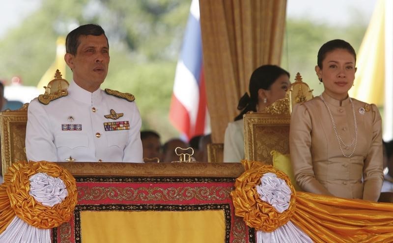 © Reuters. Thailand's Crown Prince Maha Vajiralongkorn (L) and Royal Consort Princess Srirasmi watch the royal ploughing ceremony in Bangkok