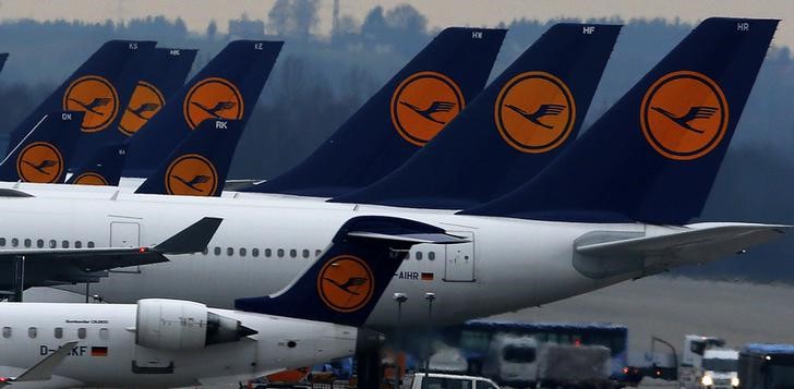 © Reuters. Planes of German flagship carrier Lufthansa are parked on tarmac at Munich's airport