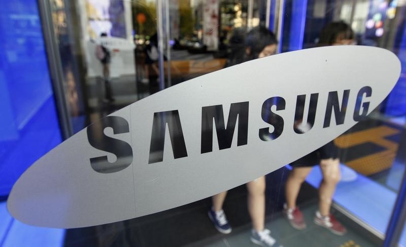 © Reuters. Students walk out of a showroom at the headquarters of Samsung Electronics in Seoul