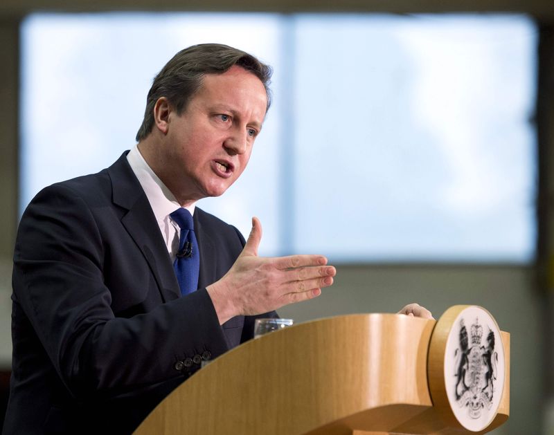 © Reuters. Britain's Prime Minister Cameron delivers a speech at JCB World Headquarters in Rocester, central England