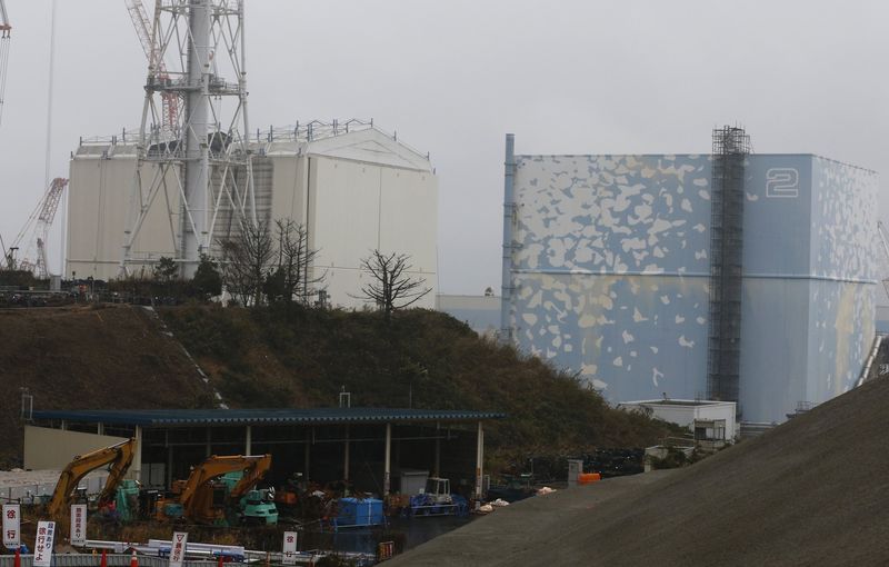 © Reuters. A crane works on the building covering No. 1 reactor at the TEPCO's tsunami-crippled Fukushima Daiichi nuclear power plant in Fukushima prefecture