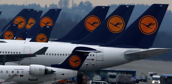 © Reuters. La huelga de pilotos de Lufthansa se extiende a la larga distancia y carga