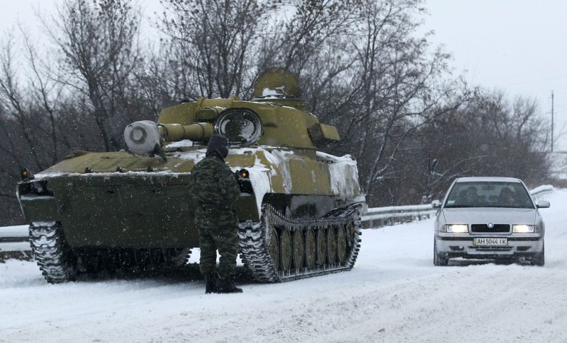 © Reuters. An unmarked 122-mm self-propelled howitzer is seen on the road from Luhansk to Donetsk in the territory controlled by the self-proclaimed Donetsk People's Republic, eastern Ukraine