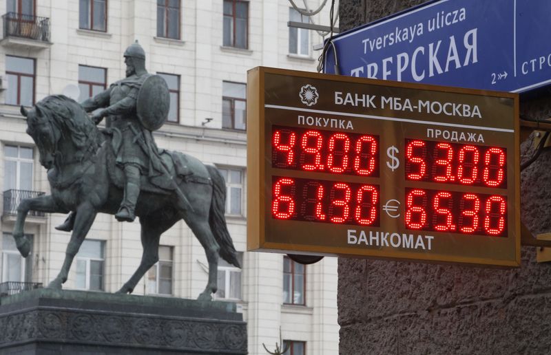 © Reuters. A board showing currency exchange rates on display in Moscow