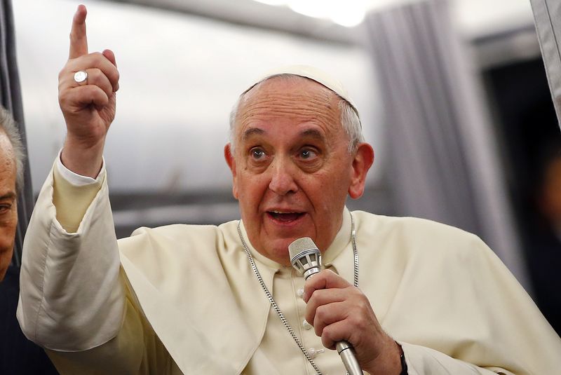 © Reuters. Pope Francis gestures as he speaks with journalists on the flight back from Istanbul to Rome