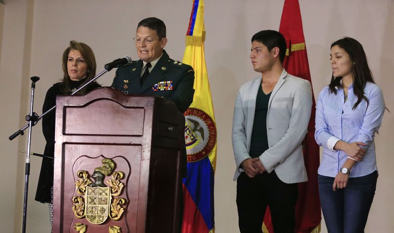© Reuters. General colombiano Rubén Darío Alzate faz pronunciamento ao lado da mulher e dos filhos, em Bogotá