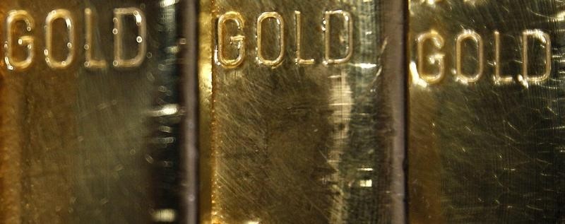 © Reuters. Слитки золота на аффинажном заводе Oegussa в Вене 