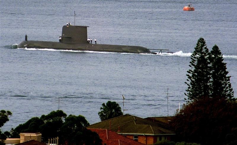 © Reuters. The Royal Australian Navy's newest Collins class submarine, HMAS Waller, leaves Sydney Harbour May 4..
