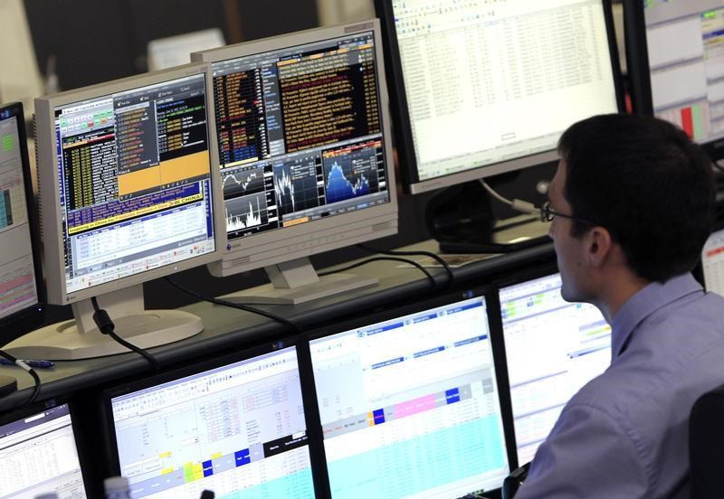 © Reuters. Trader a Milano.