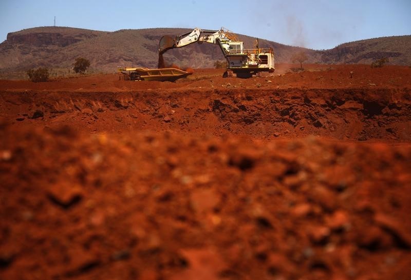 © Reuters. Uma escavadora gigante carrega um caminhão com minério de ferro 