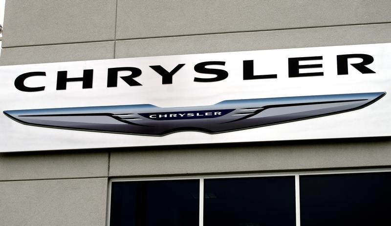 © Reuters. The Chrysler logo is seen outside the Chrysler auto dealer in Broomfield, Colorado