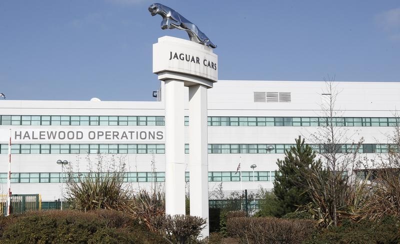 © Reuters. A Jaguar symbol is seen outside the Jaguar Land Rover's Halewood assembly plant in Liverpool
