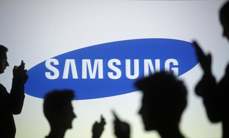 © Reuters. Samsung vende su división de fibra óptica para centrarse en los móviles 