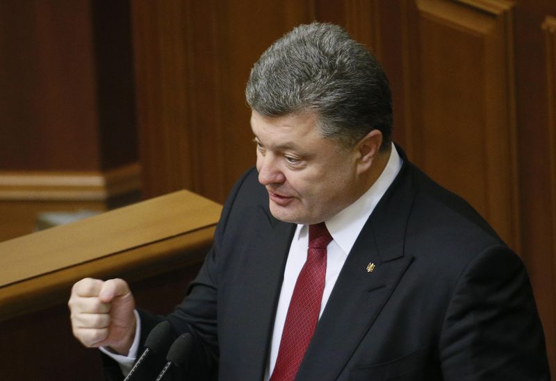 © Reuters. Ukraine's President Poroshenko delivers a speech during a session of the parliament in Kiev