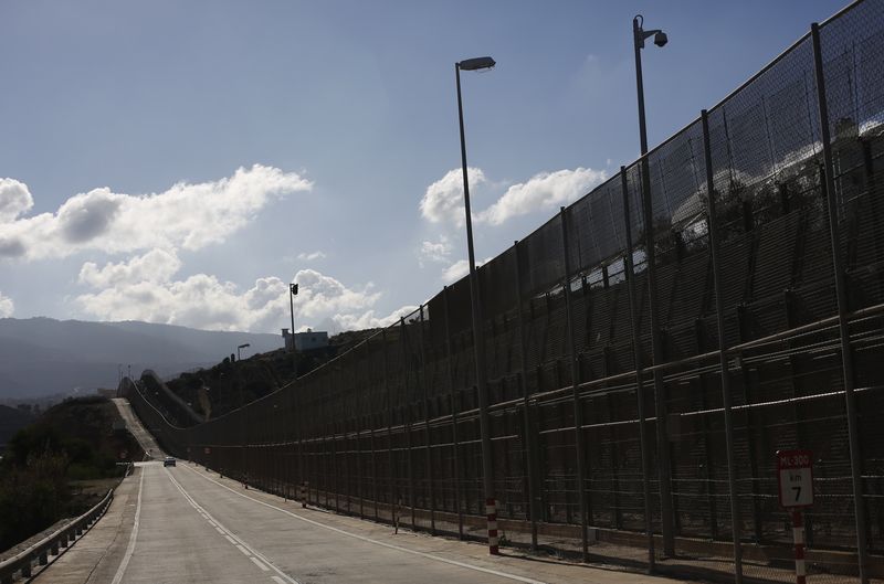 © Reuters. Unos 30 inmigrantes entran en Melilla en un salto a la valla fronteriza