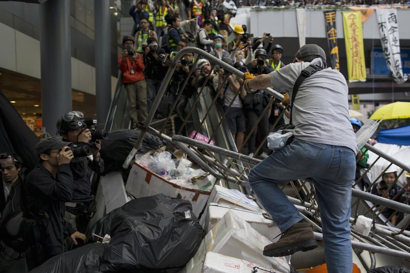 © Reuters. Líderes manifestantes de Hong Kong piden a estudiantes la retirada por temor a la violencia