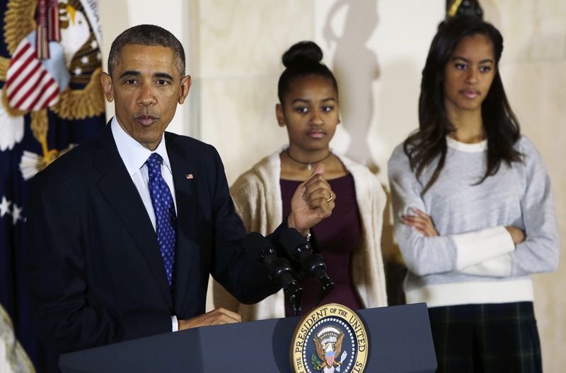 © Reuters. US President Obama and daughters pardon the National Thanksgiving Turkey at White House in Washington