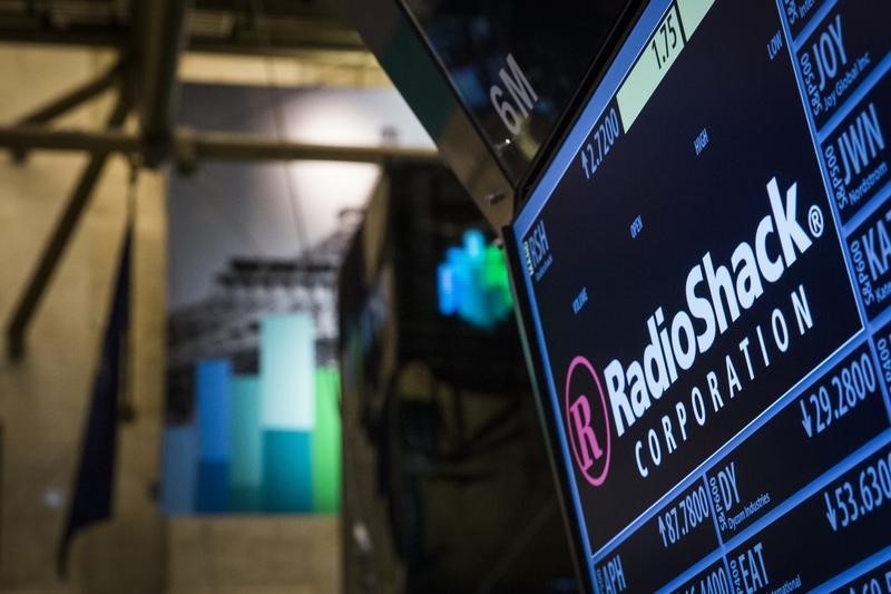 © Reuters. The ticker for RadioShack Corp. is seen at the post where it's traded just after the opening bell on the floor of the New York Stock Exchange