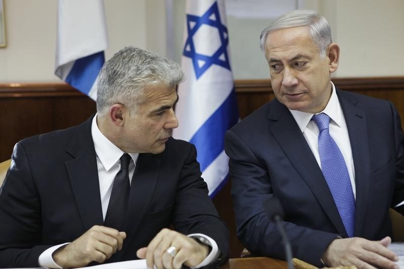 © Reuters. Israel's Prime Minister Benjamin Netanyahu and Finance Minister Yair Lapid attend a cabinet meeting in Jerusalem
