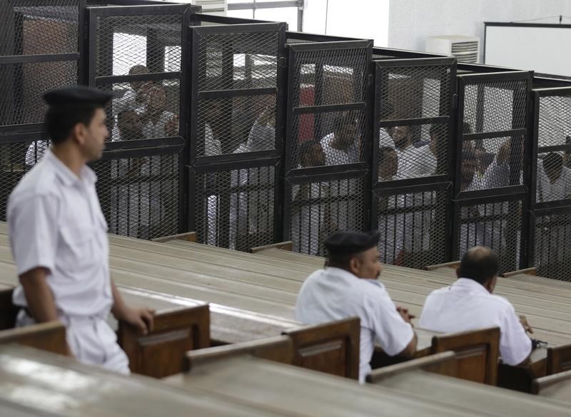© Reuters. محكمة مصرية تحيل أوراق 188 للمفتي لاستطلاع رأيه في إعدامهم بعد أعمال عنف