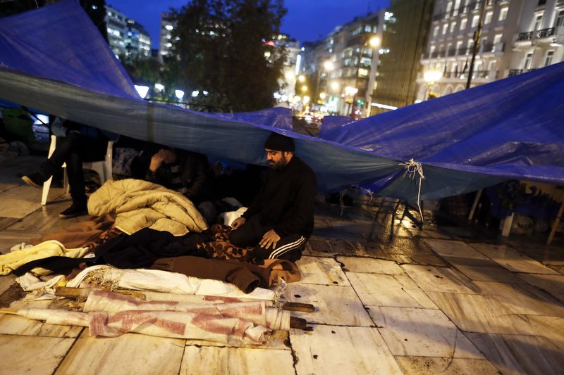 © Reuters. اليونان تقول إنها غير قادرة على مساعدة لاجئين سوريين محتجين