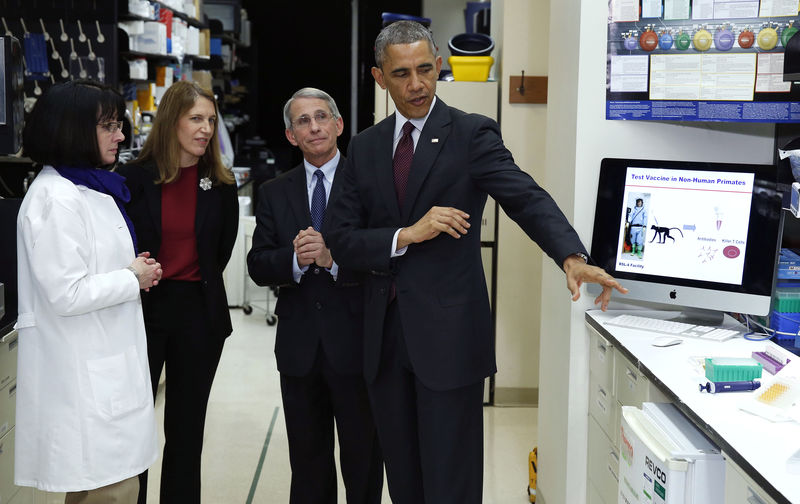 © Reuters. Obama tours the Vaccine Research Center during a visit to the National Institutes of Health in Bethesda